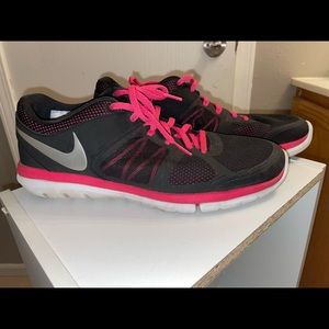 Woman’s Nike Tennis Shoes- SZ 11
